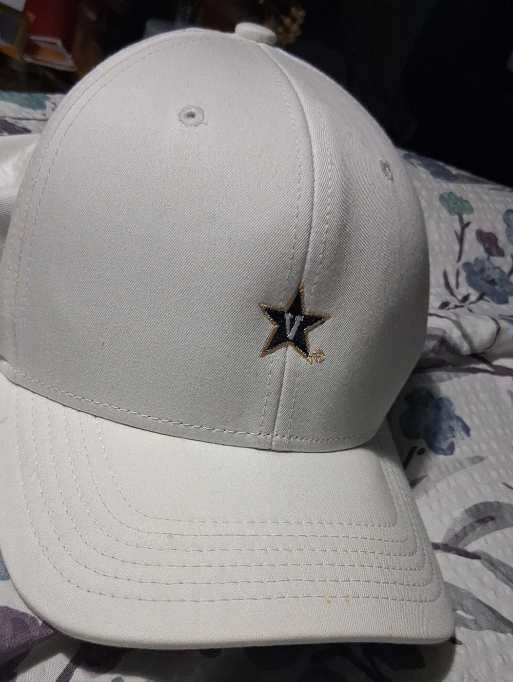 Nike White Baseball Cap with Gold-Trim Star Embroidery